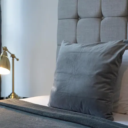 Cba Waterfront Apartment